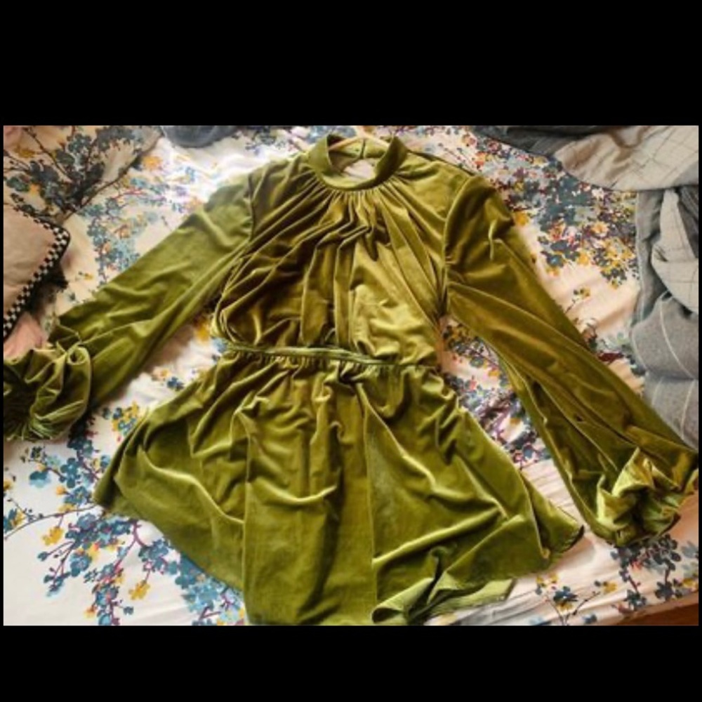 💚 ASOS PLUS green velvet mini dress 💚 Taylor Swift inspired! 💘